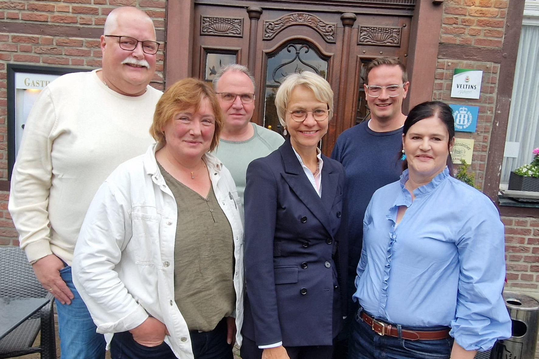 Ministerin Dorothee Feller (3.v.r.) will f�r den Landtag kandidieren. In Havixbeck stellte sie sich der CDU vor. Begr��t wurde sie von Vorstands- und Ratsmitgliedern (v.l.): Jens Thewes, Marlies Arning, Dirk Dirks, Thorsten Webering und Regina B�hm.