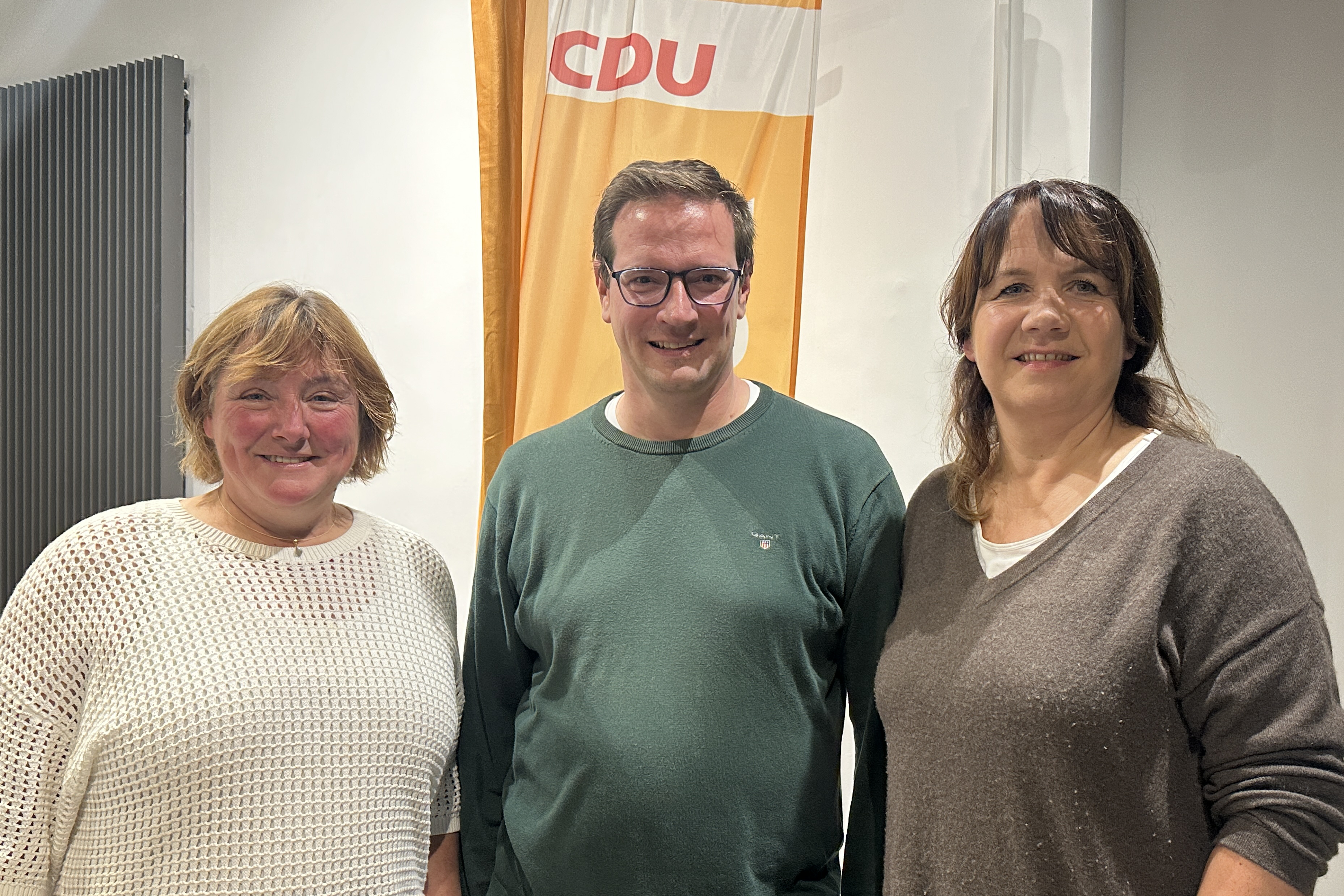 Marlies Arning (l.) gibt ihren Posten in der Fraktion ab. Erste Stellvertreterin ist Eva-Maria M�ller. Thorsten Webering bleibt Fraktionsvorsitzender.